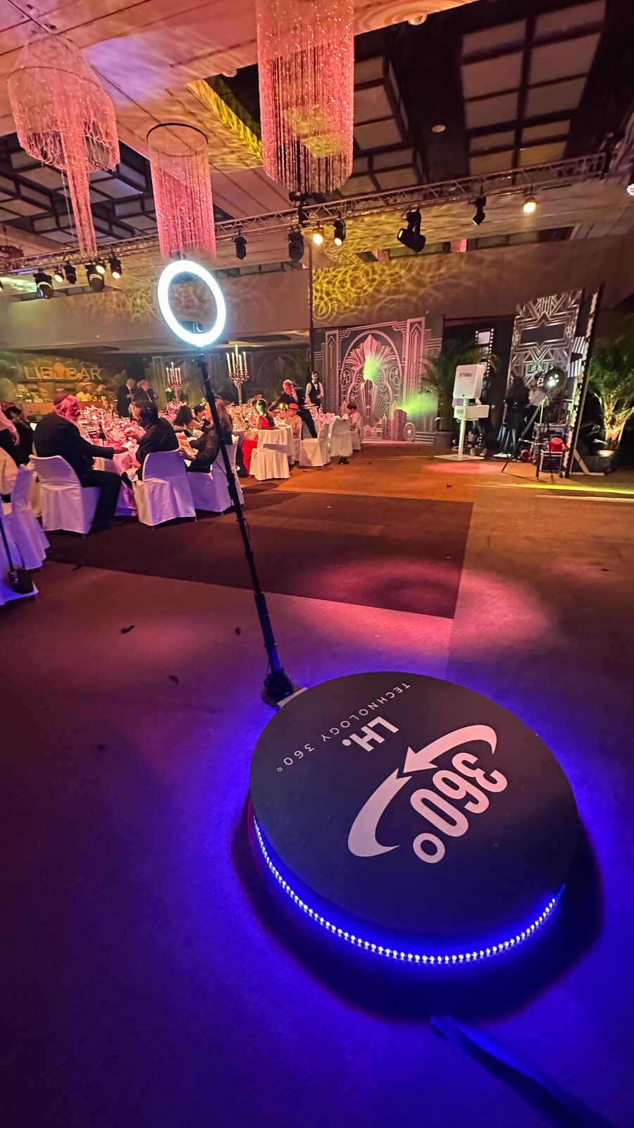 Photobooth 360° installé lors d'un gala en salle de réception, ambiance Art Déco