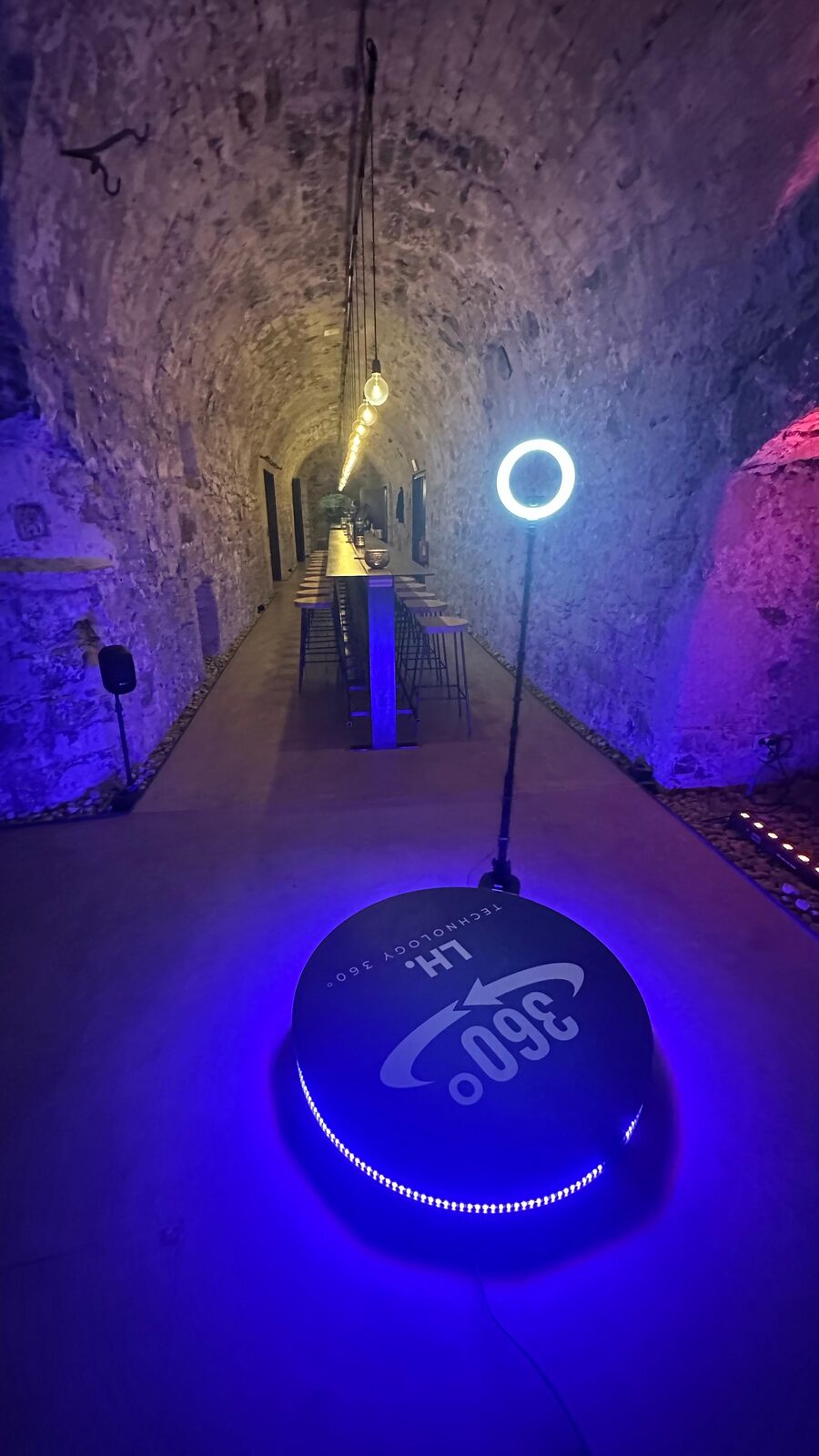 Photobooth 360° installé dans une cave voûtée en pierre